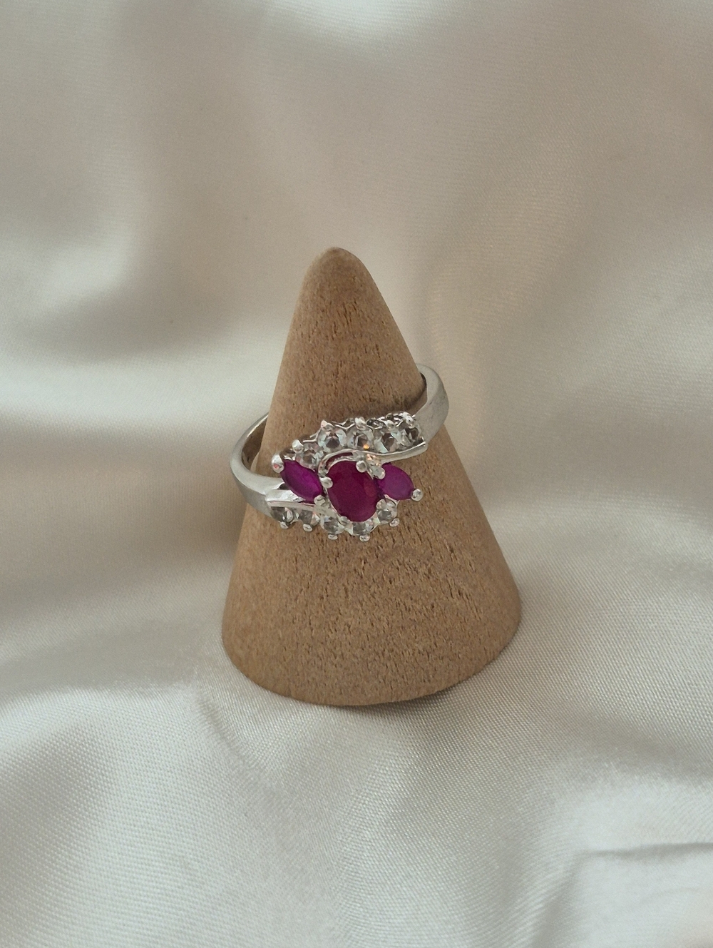 8 Kt White Gold Ring with Pink RUBY Gemstone Stones.  See Description.